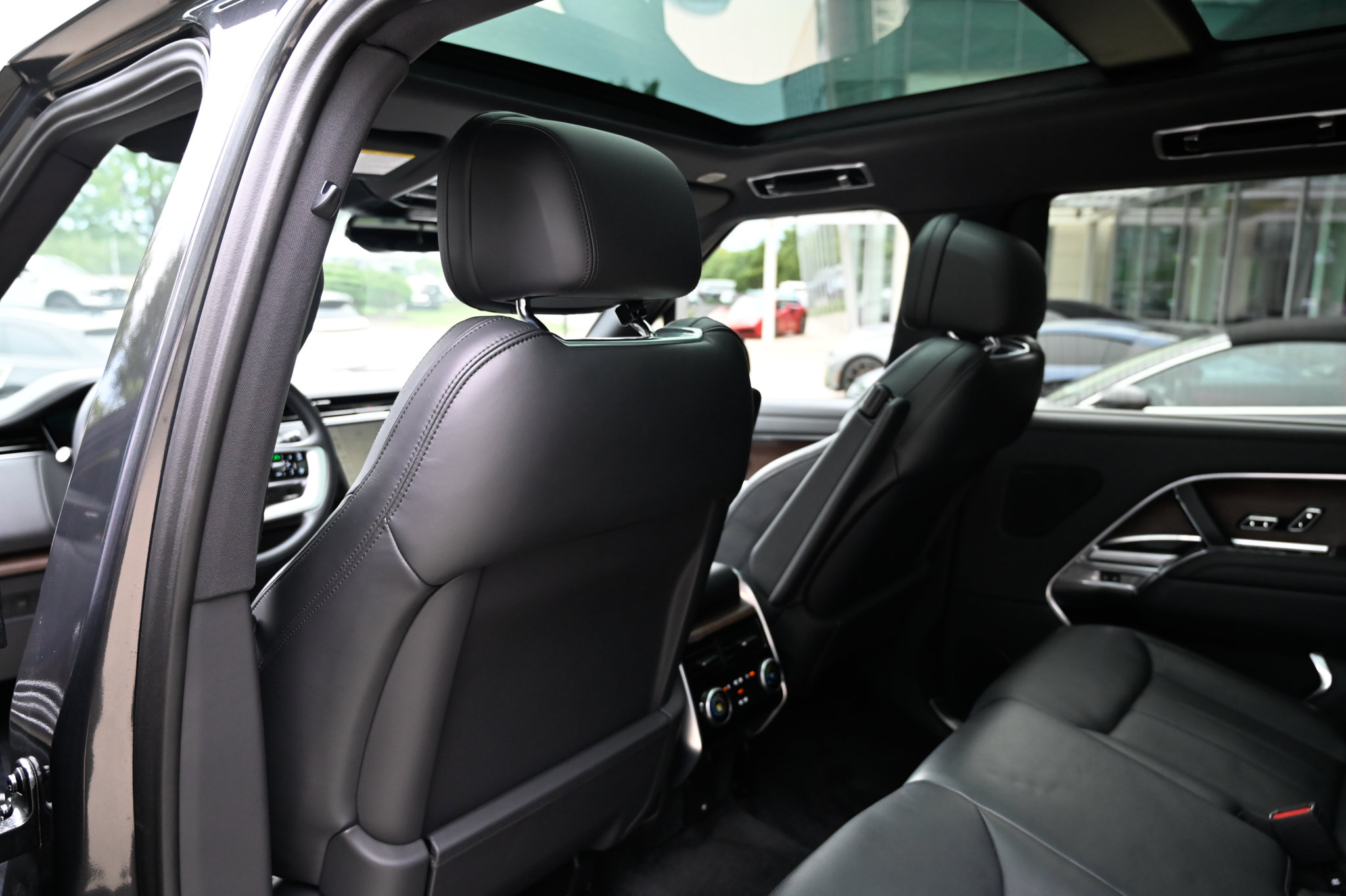 Used 2024 Land Rover Range Rover Long Wheelbase SE AWD/4WD image 36