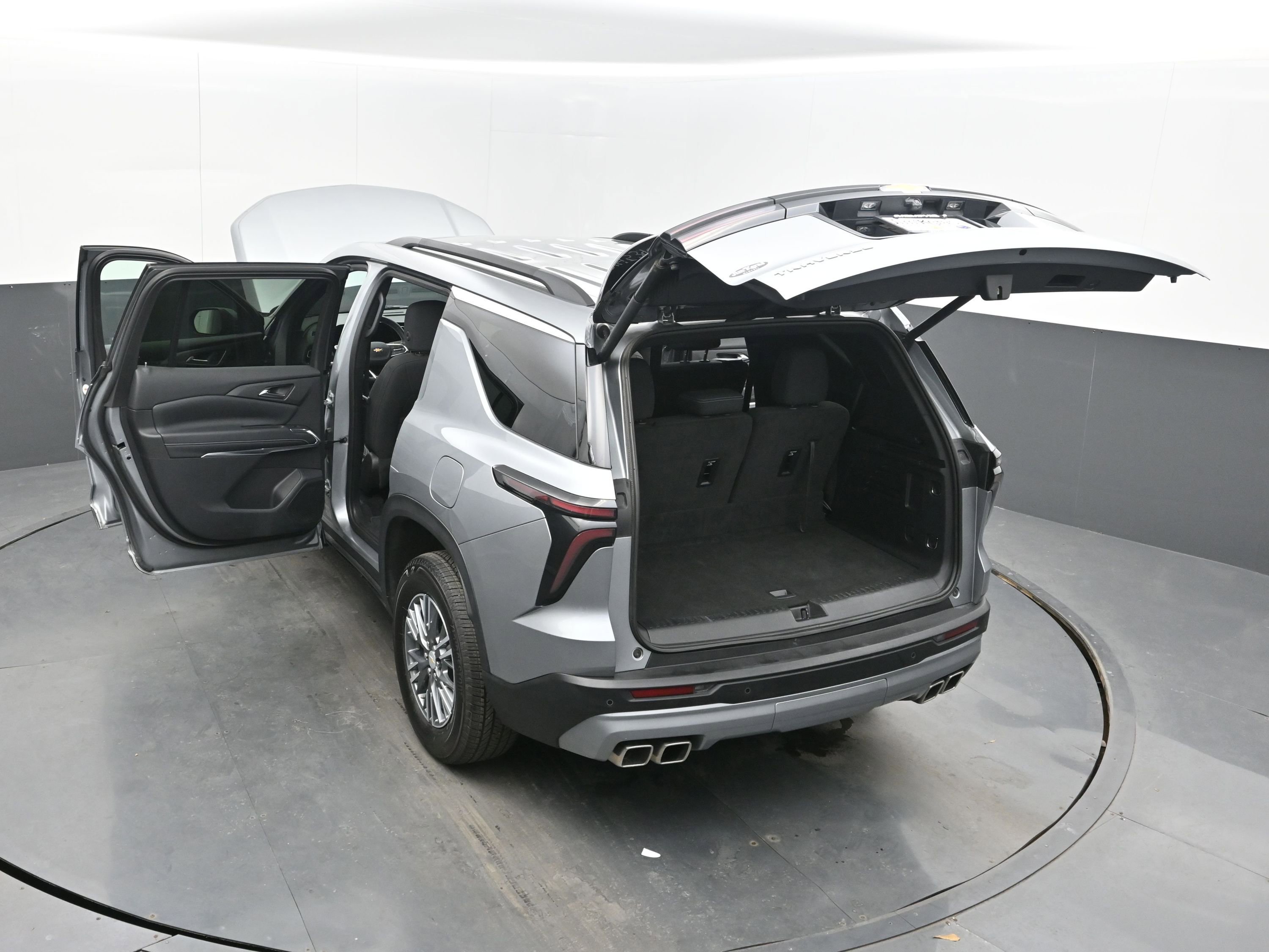 Used 2025 Chevrolet Traverse LT image 41