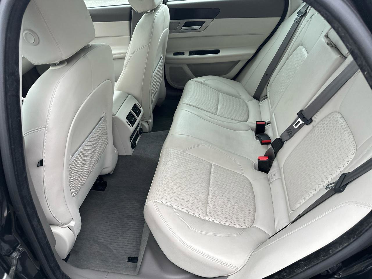 Used 2017 Jaguar XF Prestige image 25