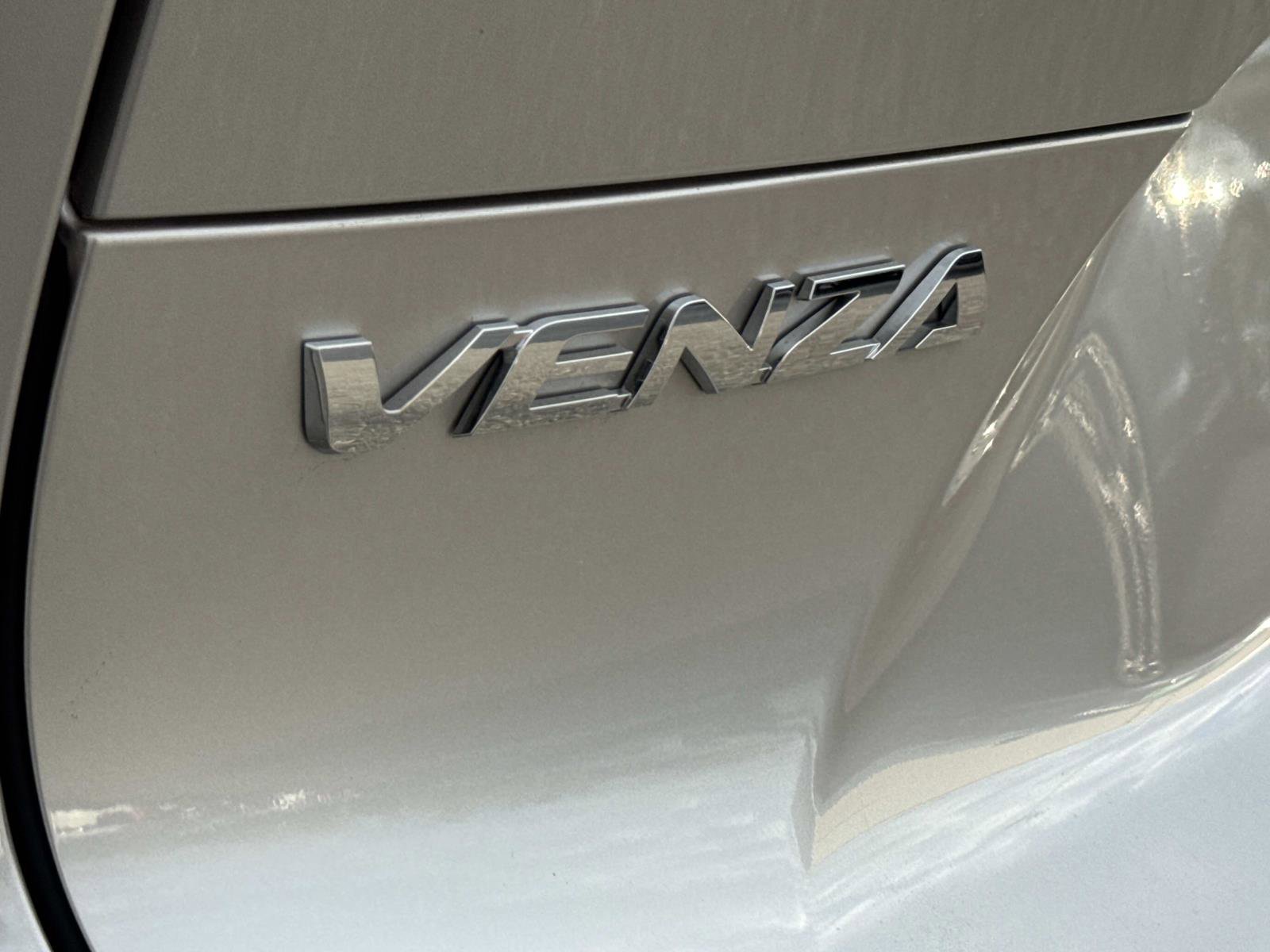 Used 2024 Toyota Venza LE image 29