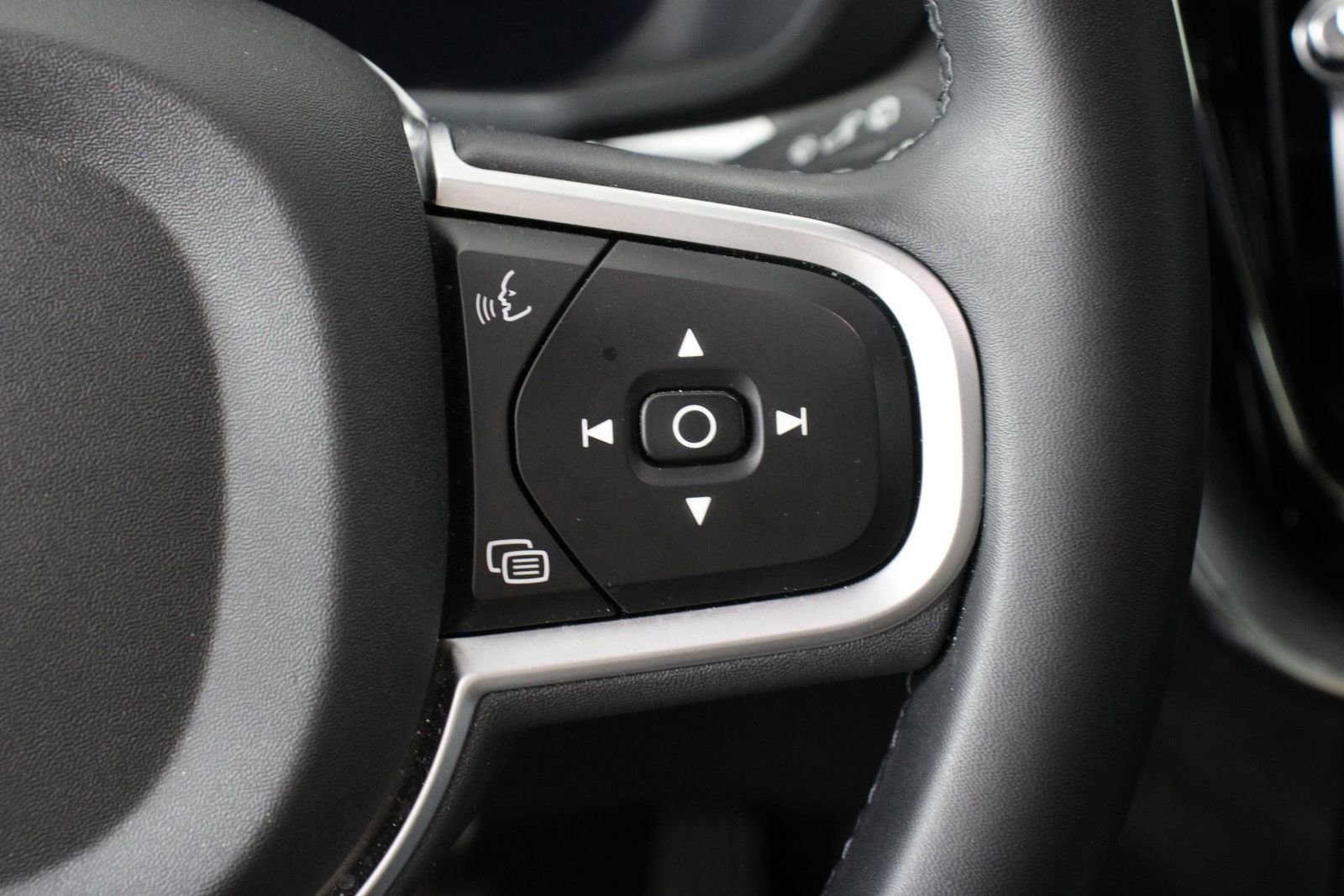 Certified 2025 Volvo XC60 B5 Core AWD/4WD image 11