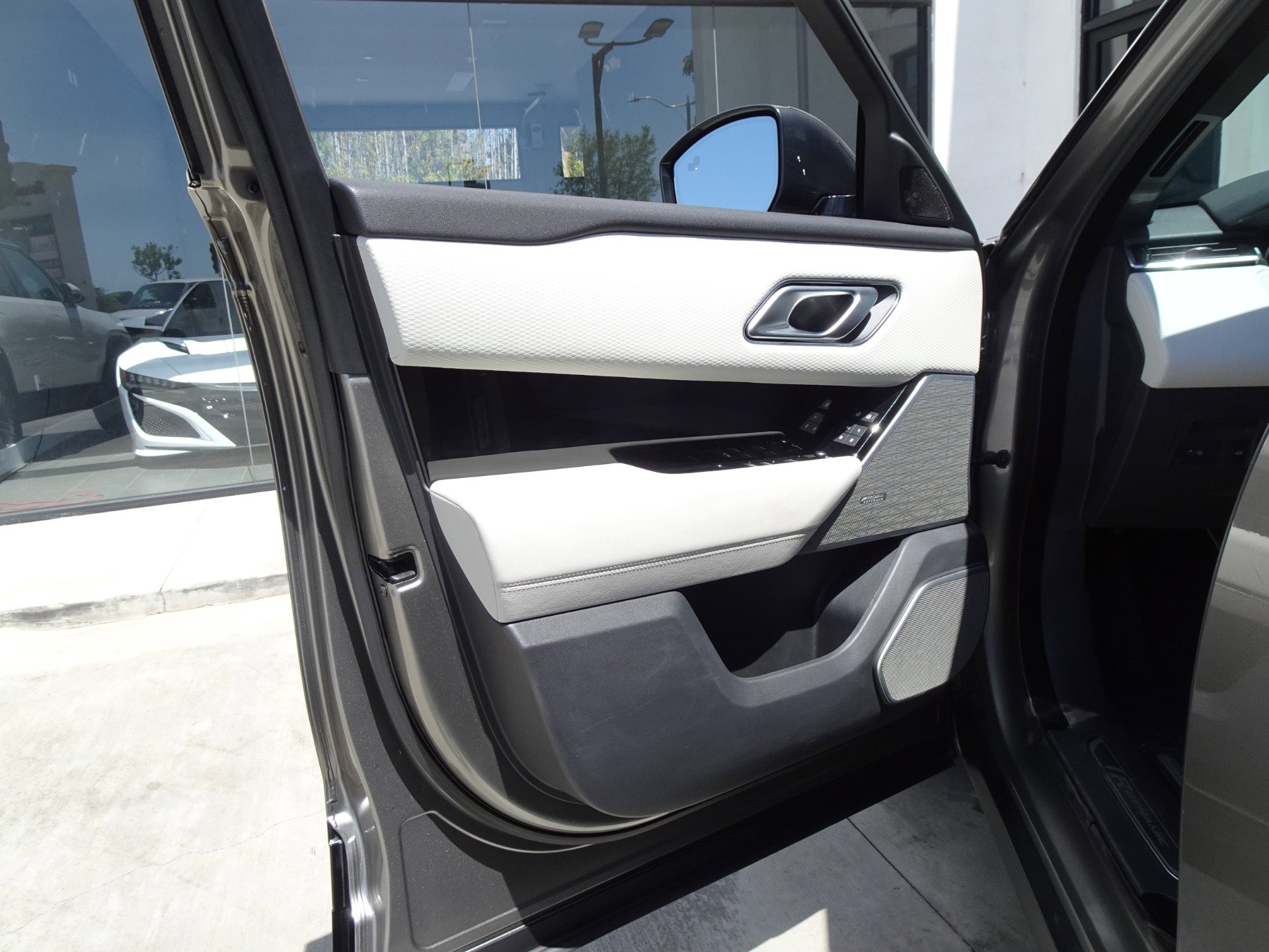 Used 2021 Land Rover Range Rover Velar R-Dynamic S AWD/4WD image 13