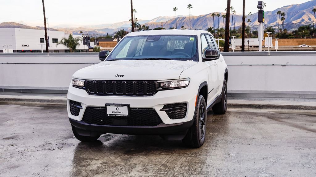 New 2025 Jeep Grand Cherokee Altitude image 4