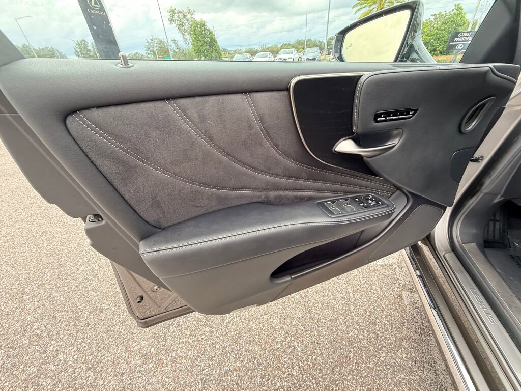 Used 2021 Lexus LS 500 w/ Accessory Package (Z2) image 21