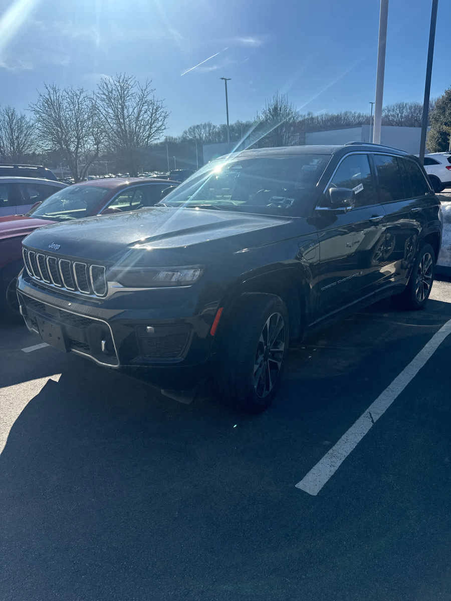 Used 2022 Jeep Grand Cherokee Overland w/ Advanced Protech Group III image 3