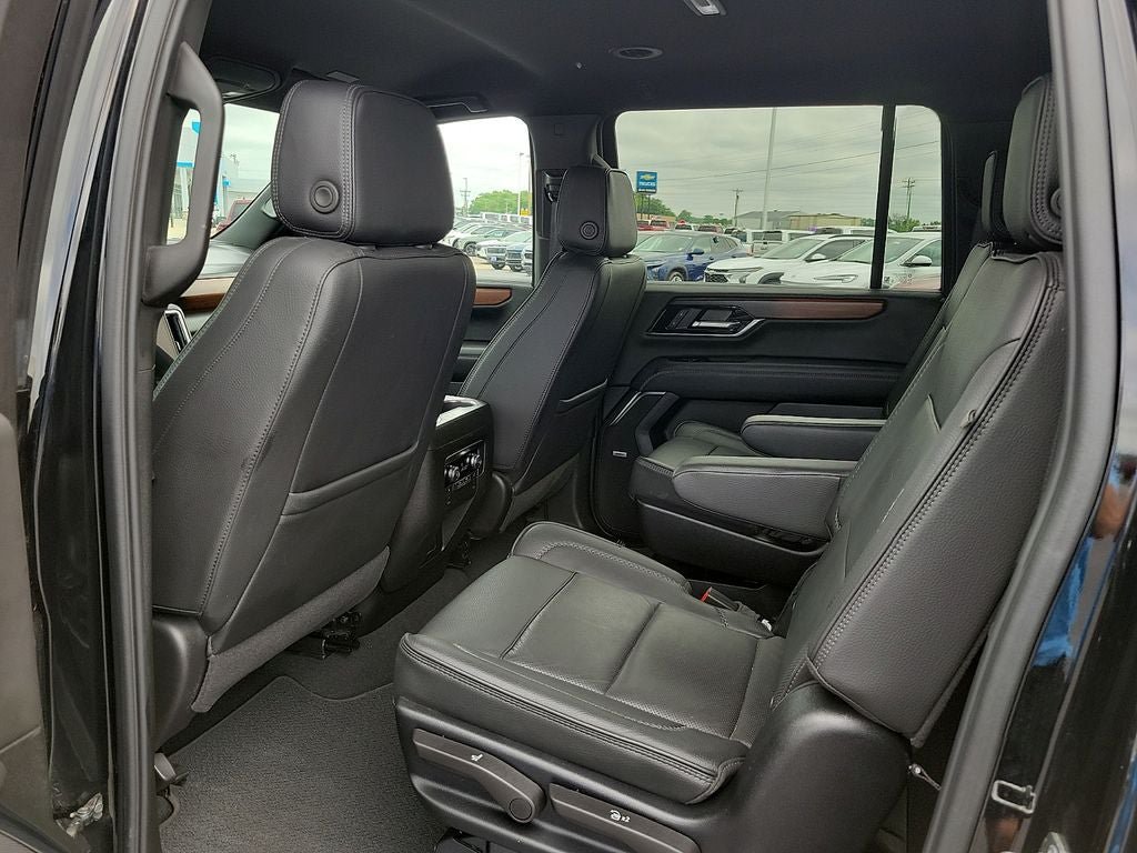 Used 2025 GMC Yukon XL Denali AWD/4WD image 10