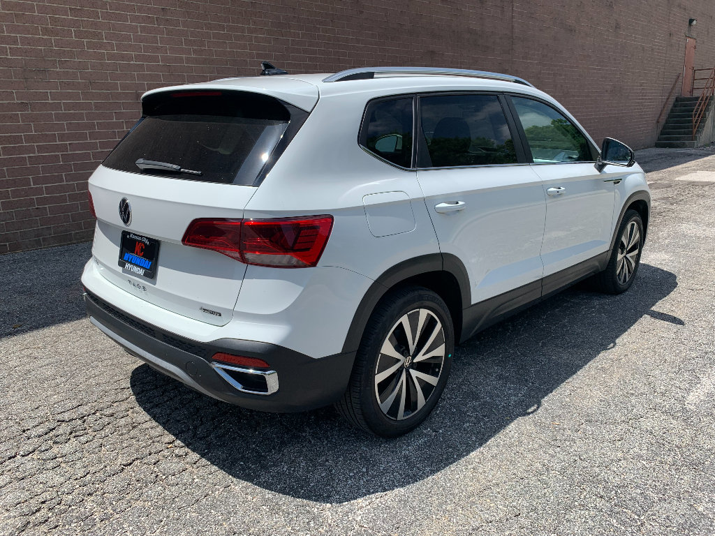 Used 2023 Volkswagen Taos SE w/ Panoramic Sunroof Package AWD/4WD image 5