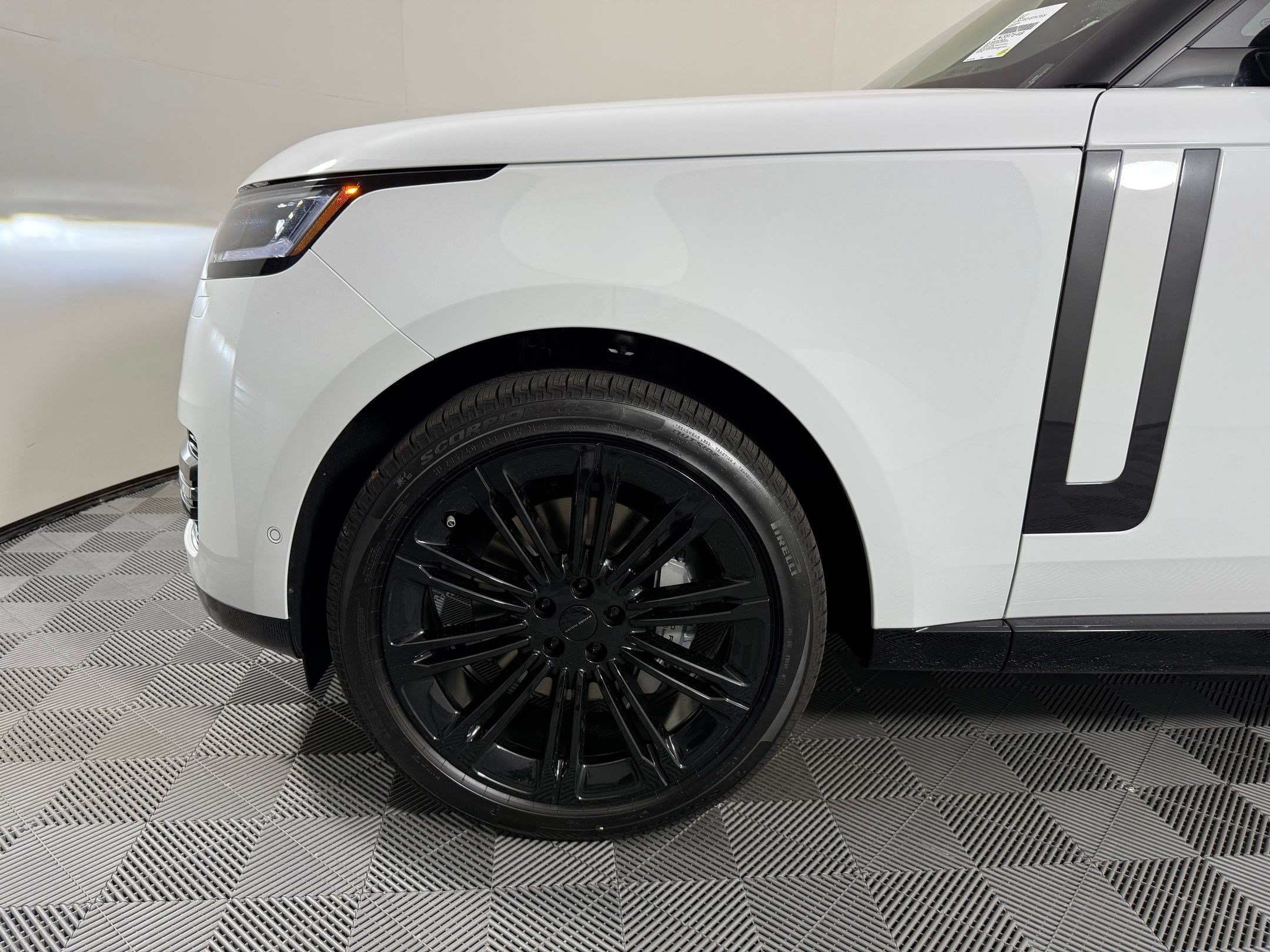 New 2026 Land Rover Range Rover Long Wheelbase SE AWD/4WD image 13