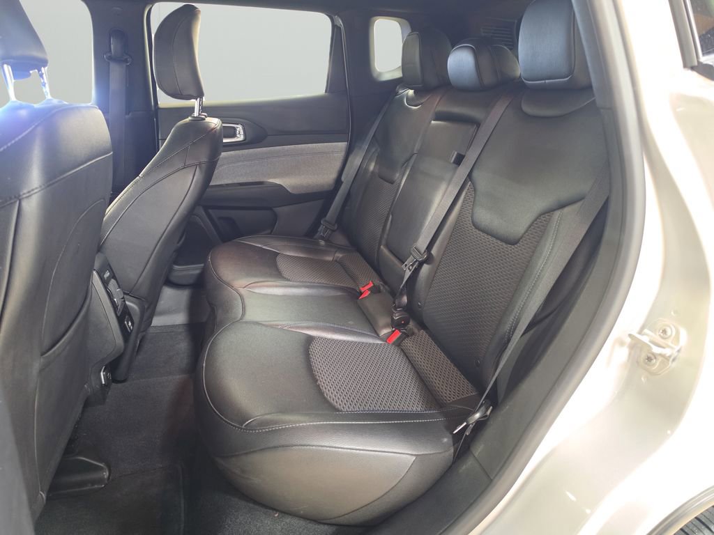 Used 2025 Jeep Compass Latitude AWD/4WD image 16