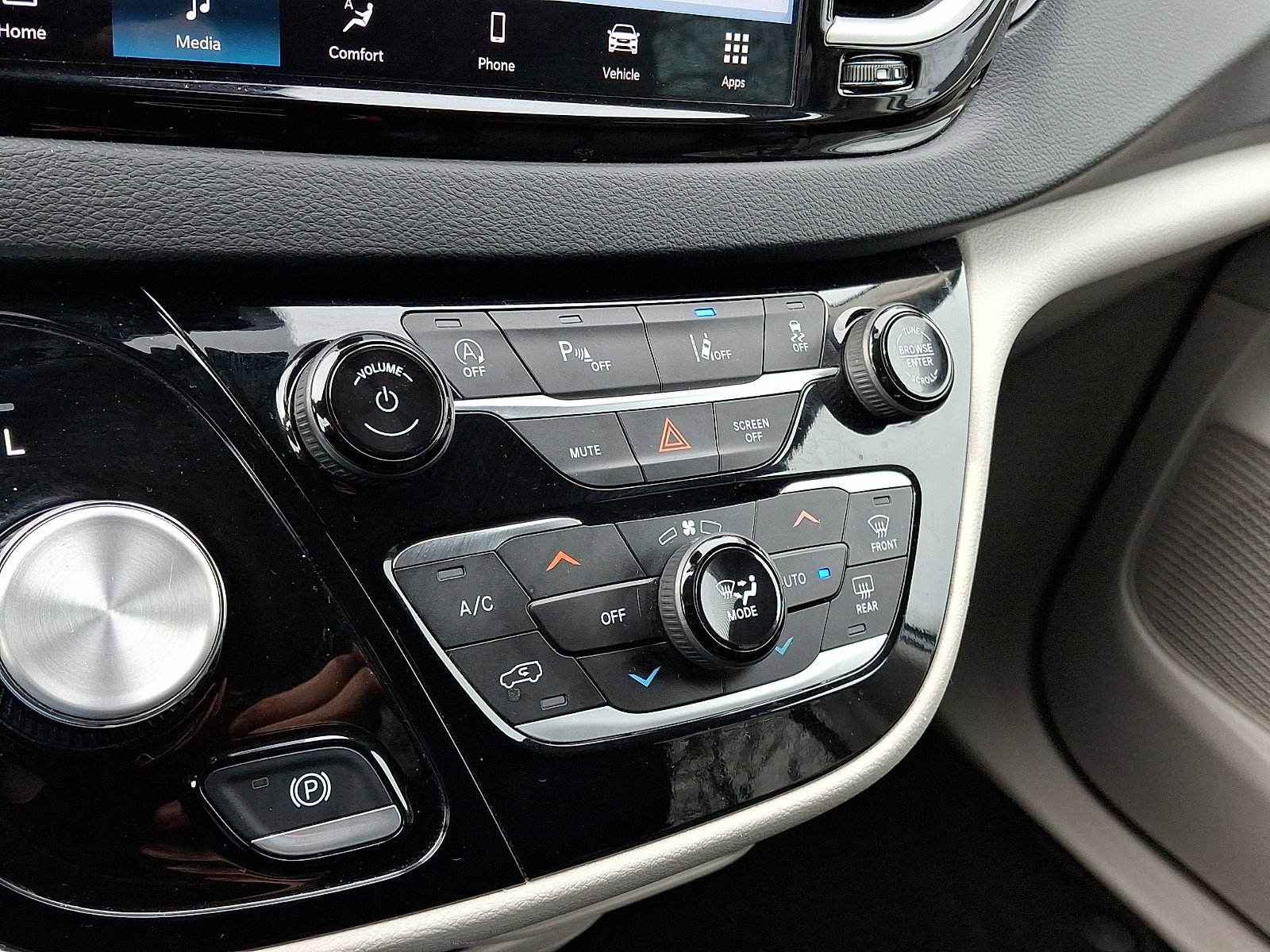 Used 2023 Chrysler Pacifica Touring-L image 18