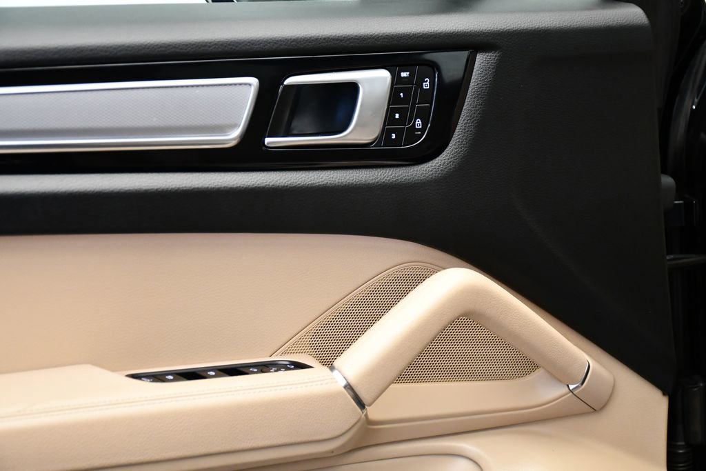 Used 2022 Porsche Cayenne Platinum Edition image 34