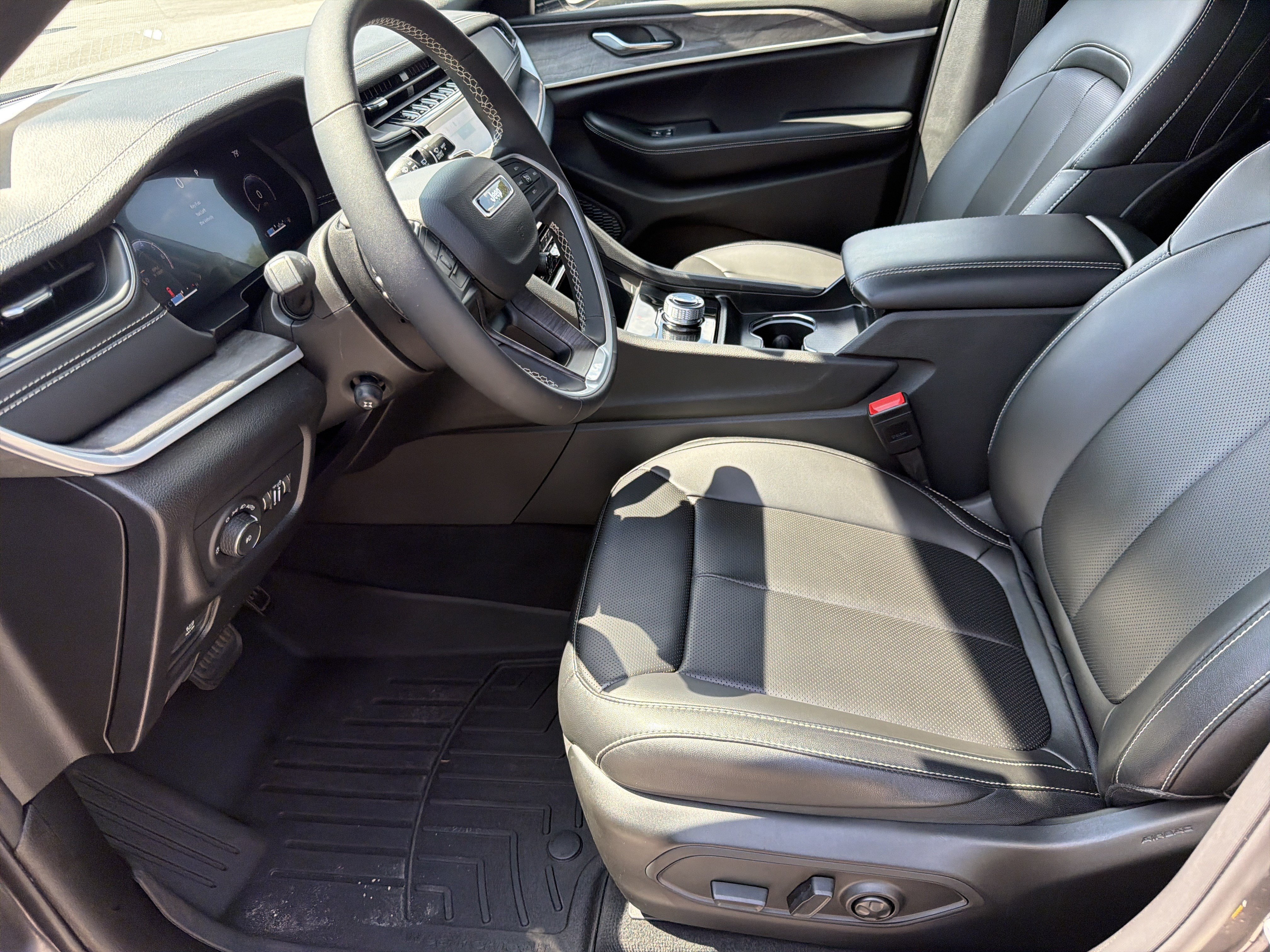 Used 2025 Jeep Grand Cherokee Limited w/ Luxury Tech Group II RWD image 10
