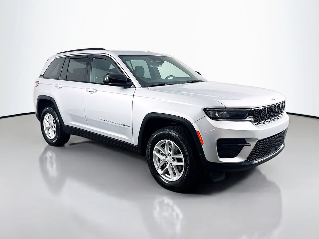 Used 2025 Jeep Grand Cherokee Laredo X w/ Luxury Tech Group I AWD/4WD image 3