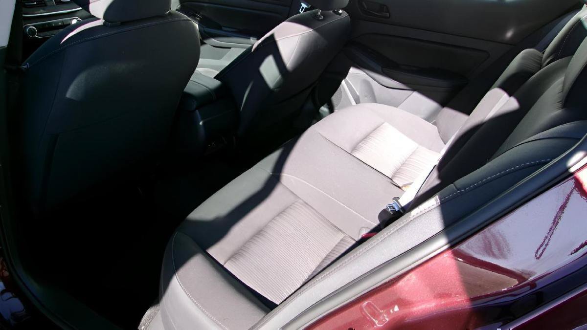 Used 2025 Nissan Altima 2.5 SV FWD image 9