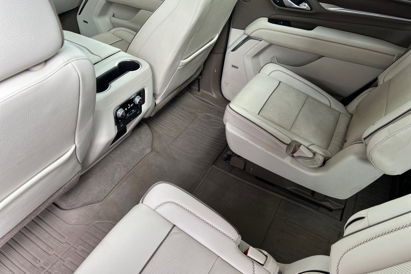 Used 2021 GMC Yukon Denali w/ Denali Premium Package image 12