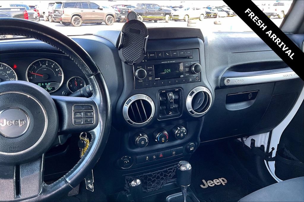 Used 2018 Jeep Wrangler Unlimited Sahara w/ Connectivity Group AWD/4WD image 7