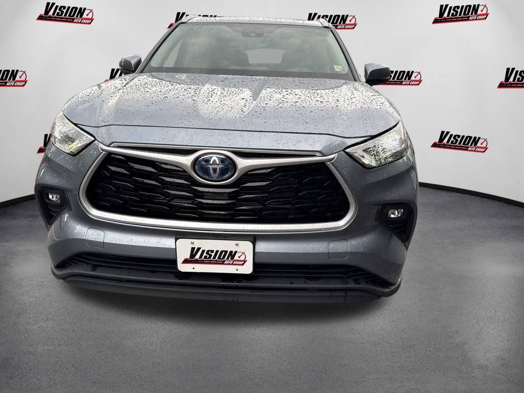Used 2022 Toyota Highlander XLE AWD/4WD image 2