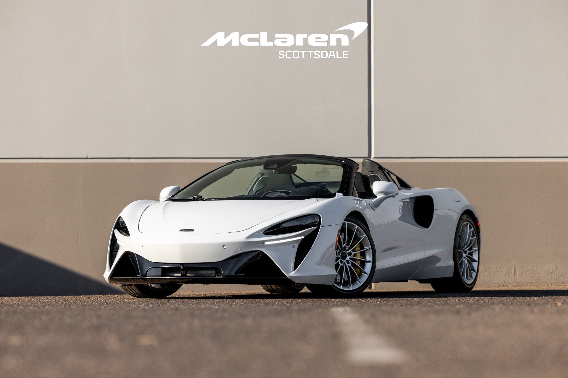 Used 2025 McLaren Artura Spider image 2