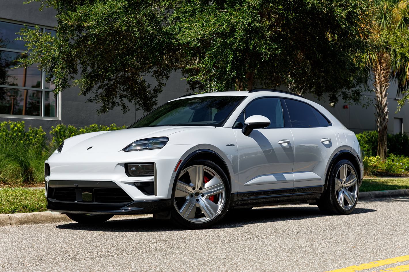 Used 2025 Porsche Macan Turbo Electric AWD/4WD image 27