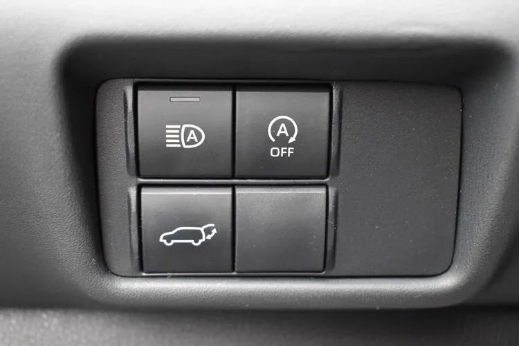 Used 2025 Toyota Highlander LE FWD image 22