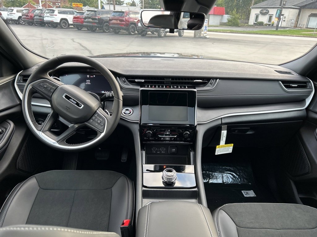 New 2025 Jeep Grand Cherokee Altitude AWD/4WD image 14