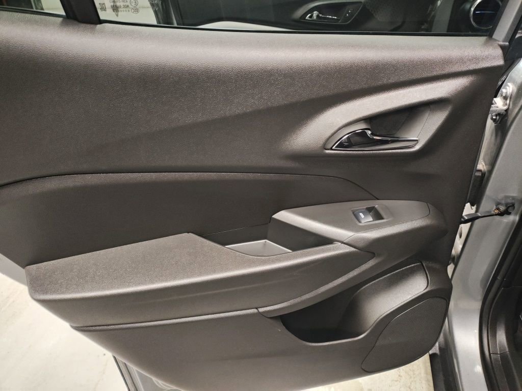 Used 2025 Chevrolet Trax LT w/ Sunroof Package image 27