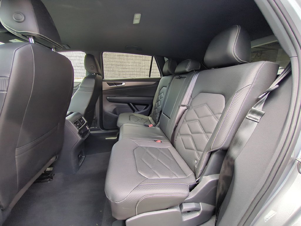 Used 2025 Volkswagen Atlas Cross Sport SE FWD image 27