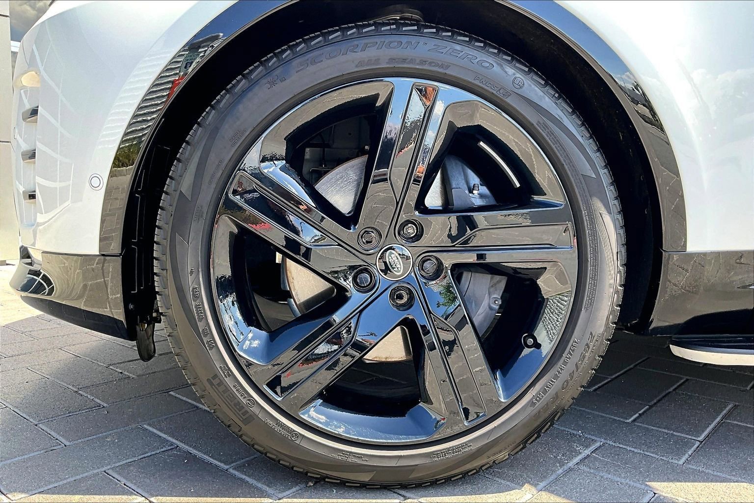 Used 2025 Land Rover Discovery Dynamic SE image 8