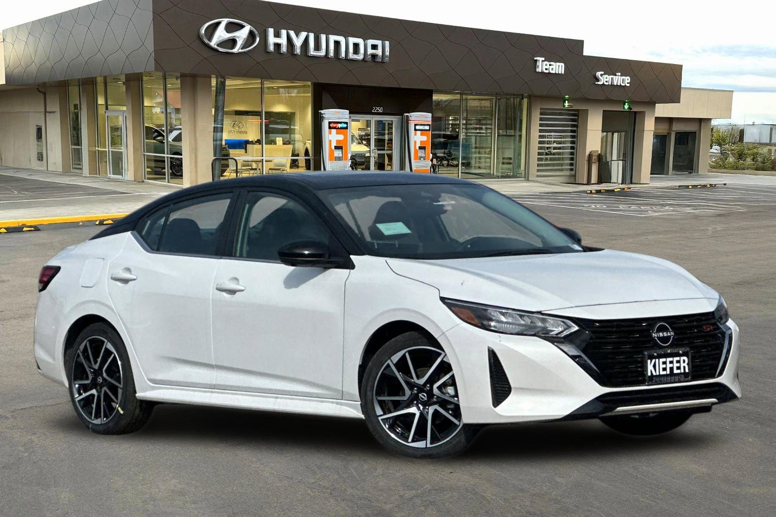 Used 2025 Nissan Sentra SR w/ SR Premium Package image 2