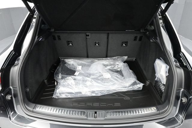 Certified 2025 Porsche Macan AWD/4WD image 15