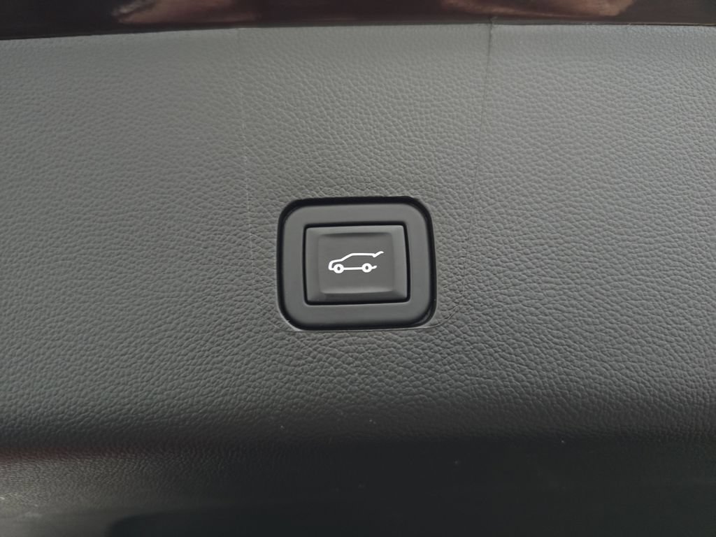 Used 2023 Chevrolet Traverse High Country AWD/4WD image 13