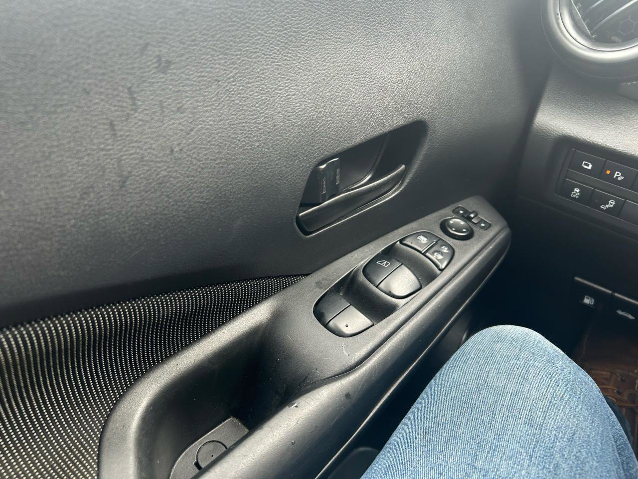 Used 2020 Nissan Kicks S FWD image 27