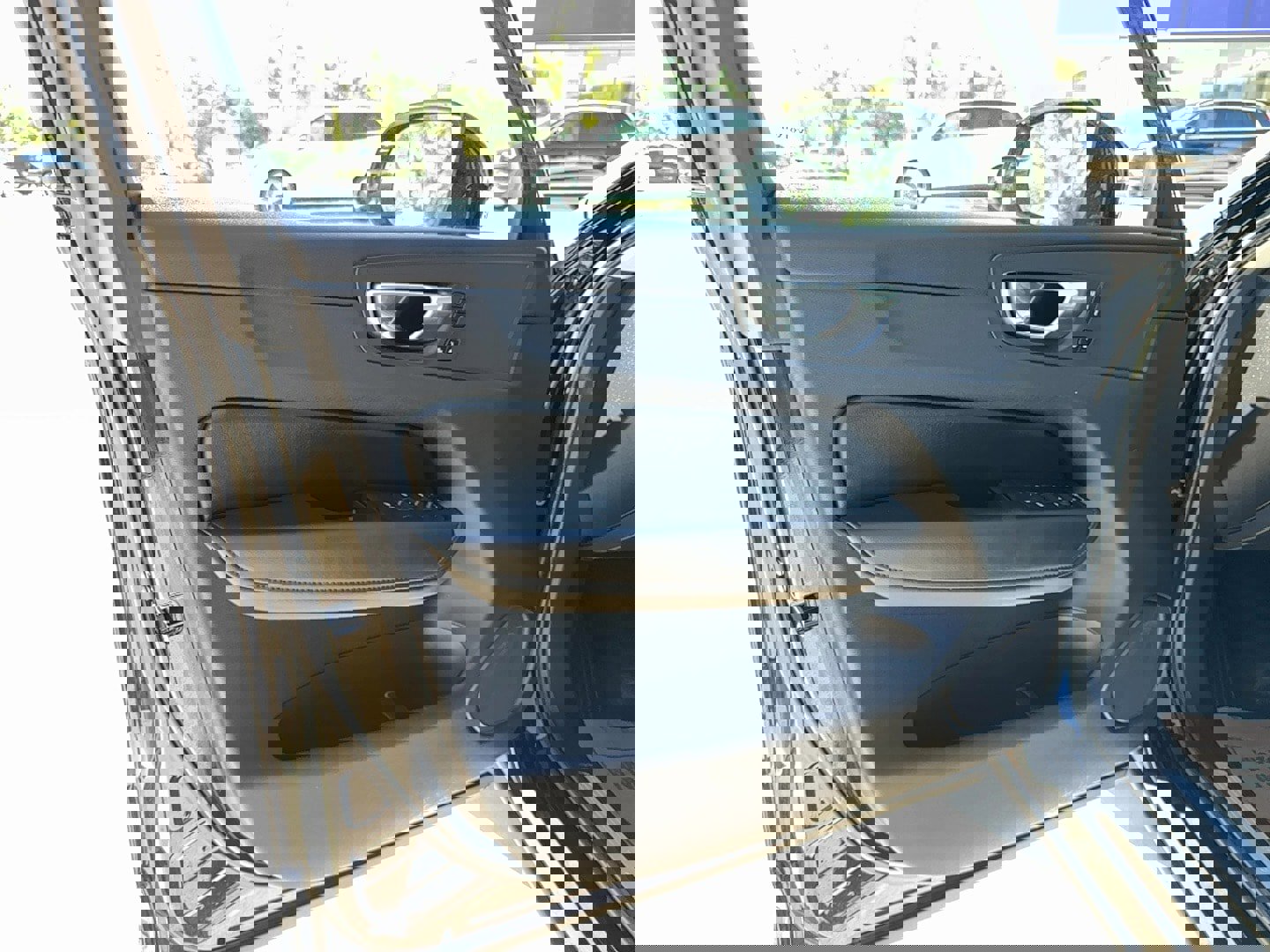 Certified 2023 Volvo XC60 B5 Plus image 9