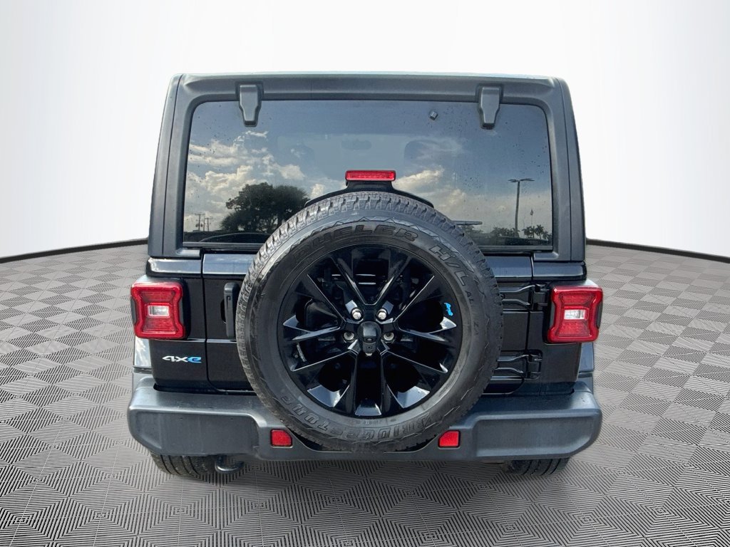 Used 2022 Jeep Wrangler Unlimited Sahara w/ Cold Weather Group AWD/4WD image 7