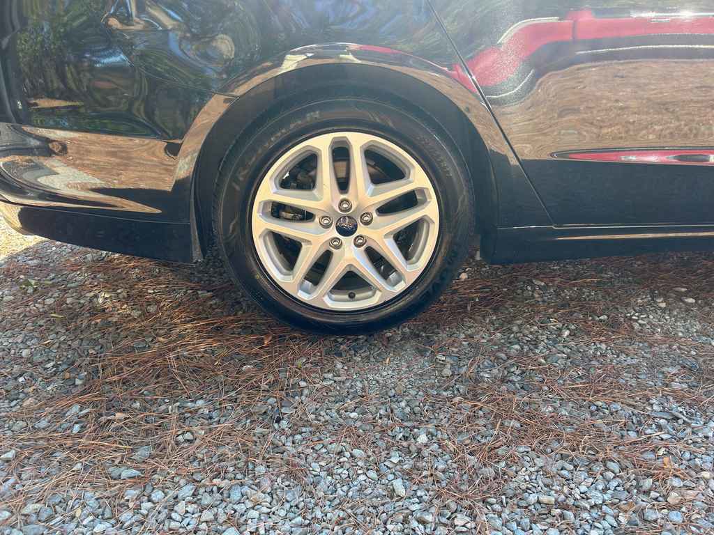 Used 2015 Ford Fusion SE image 19