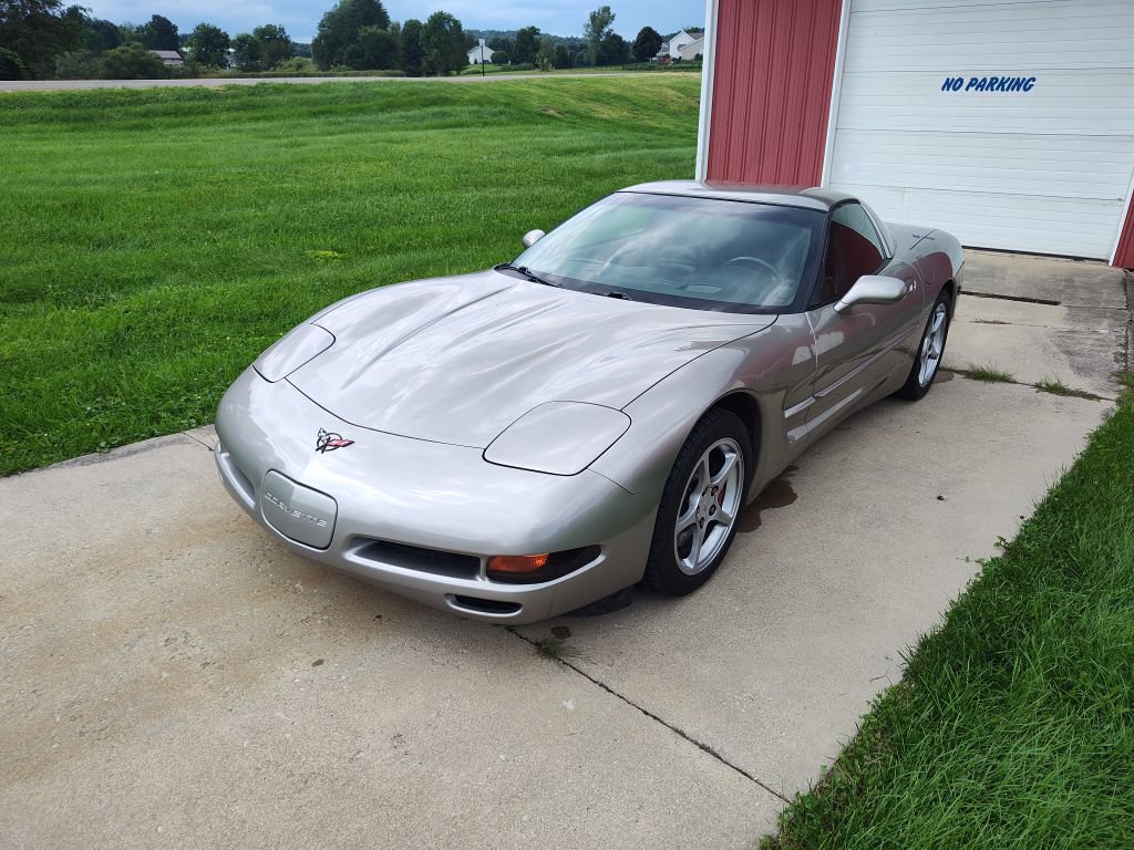 Used 2000 Chevrolet Corvette Coupe w/ Roof Pkg