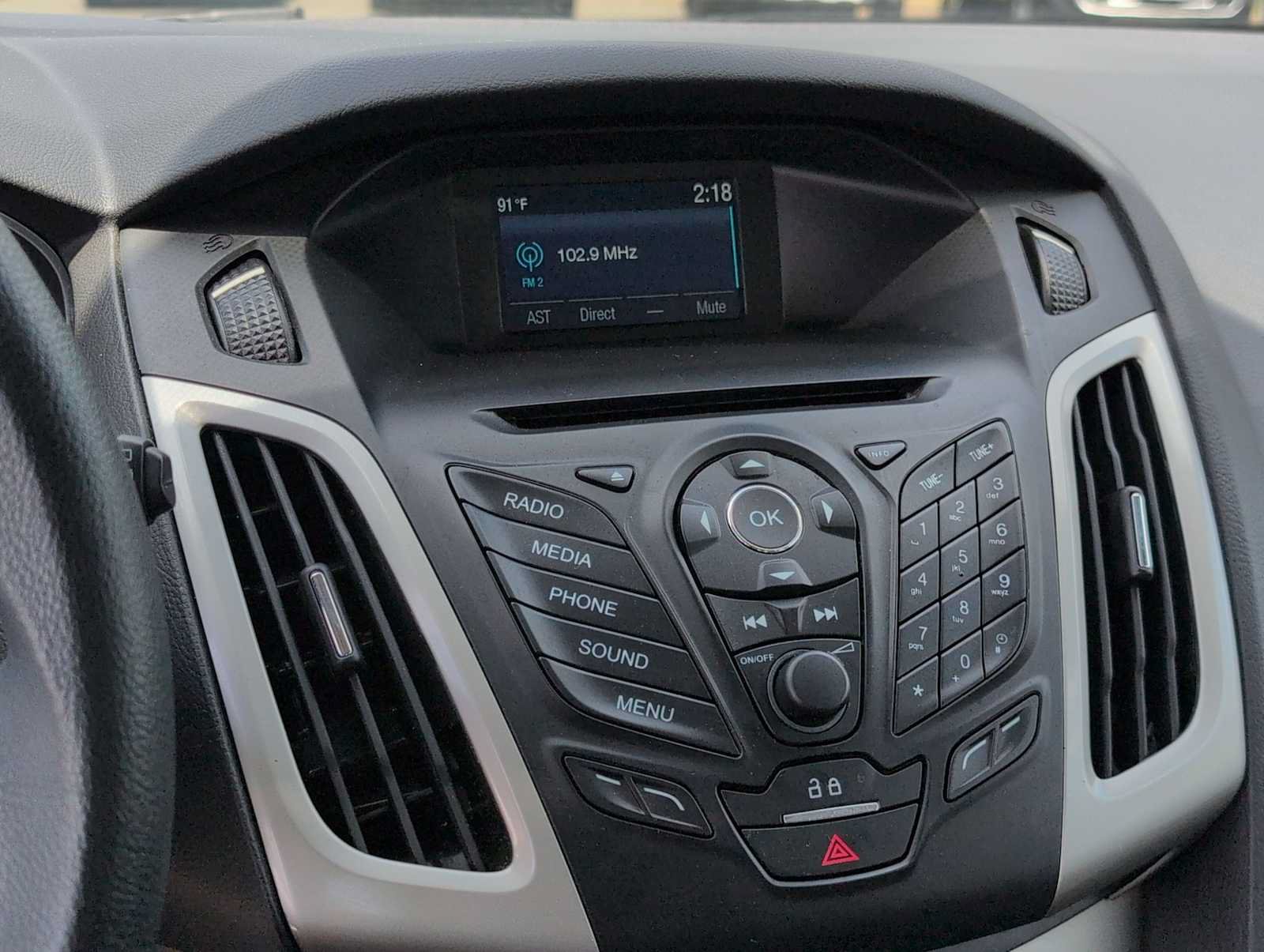 Used 2014 Ford Focus SE w/ SE Winter Package FWD image 26