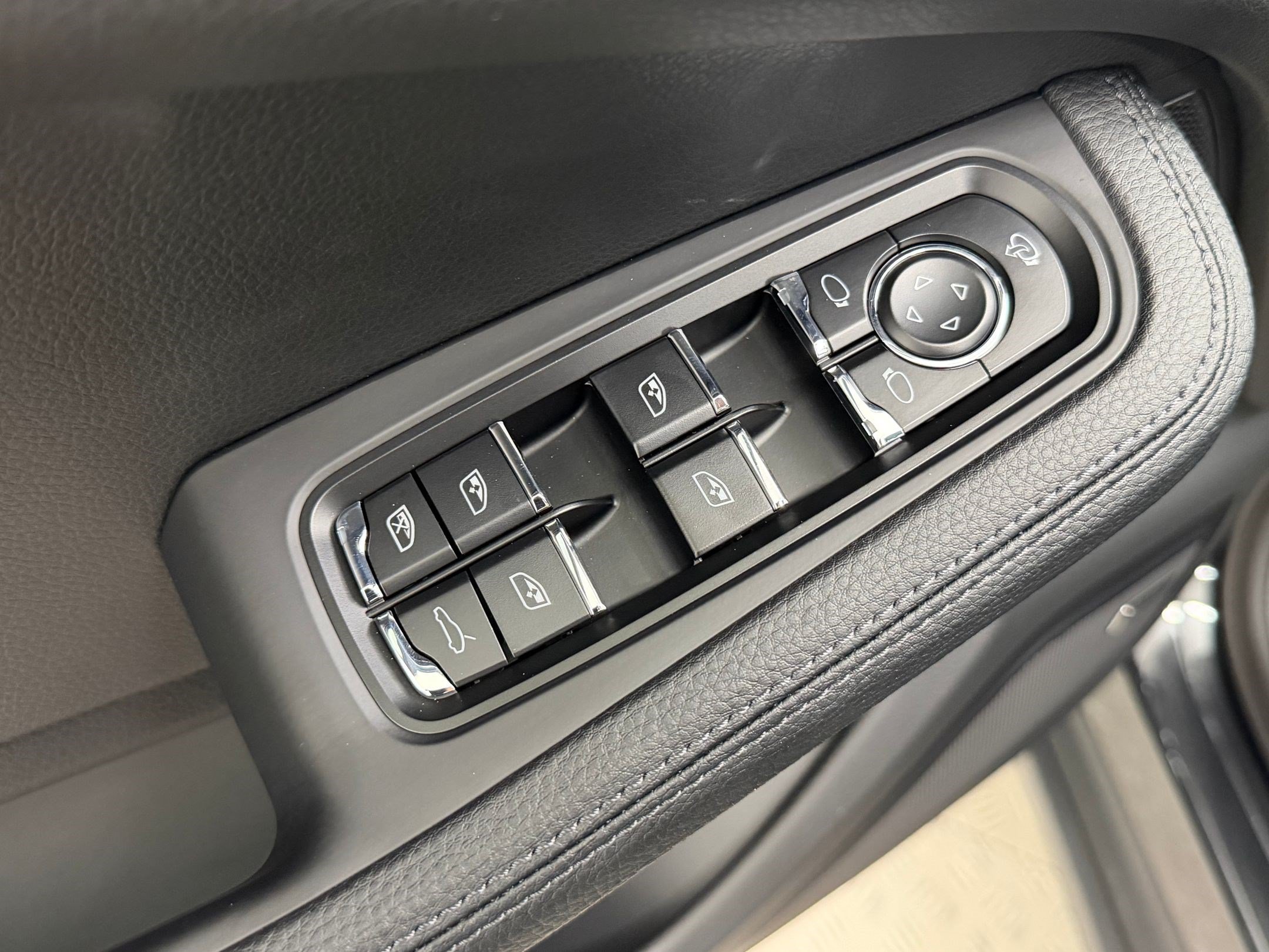 New 2026 Porsche Macan AWD/4WD image 21