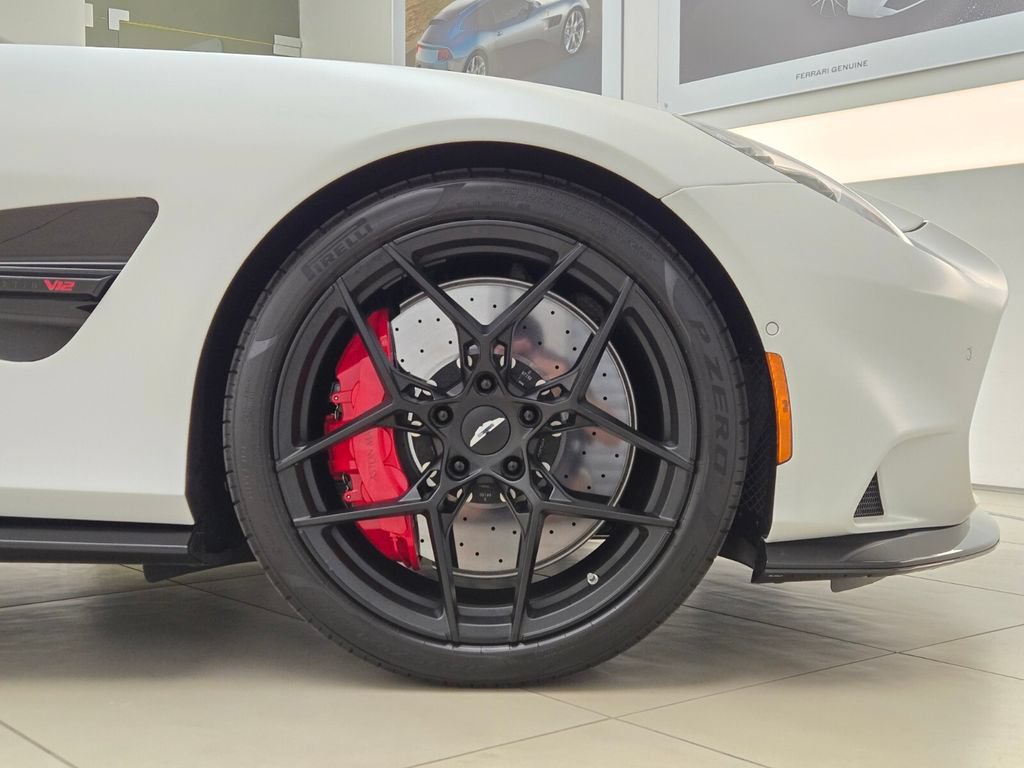 Used 2025 Aston Martin Vanquish RWD image 8
