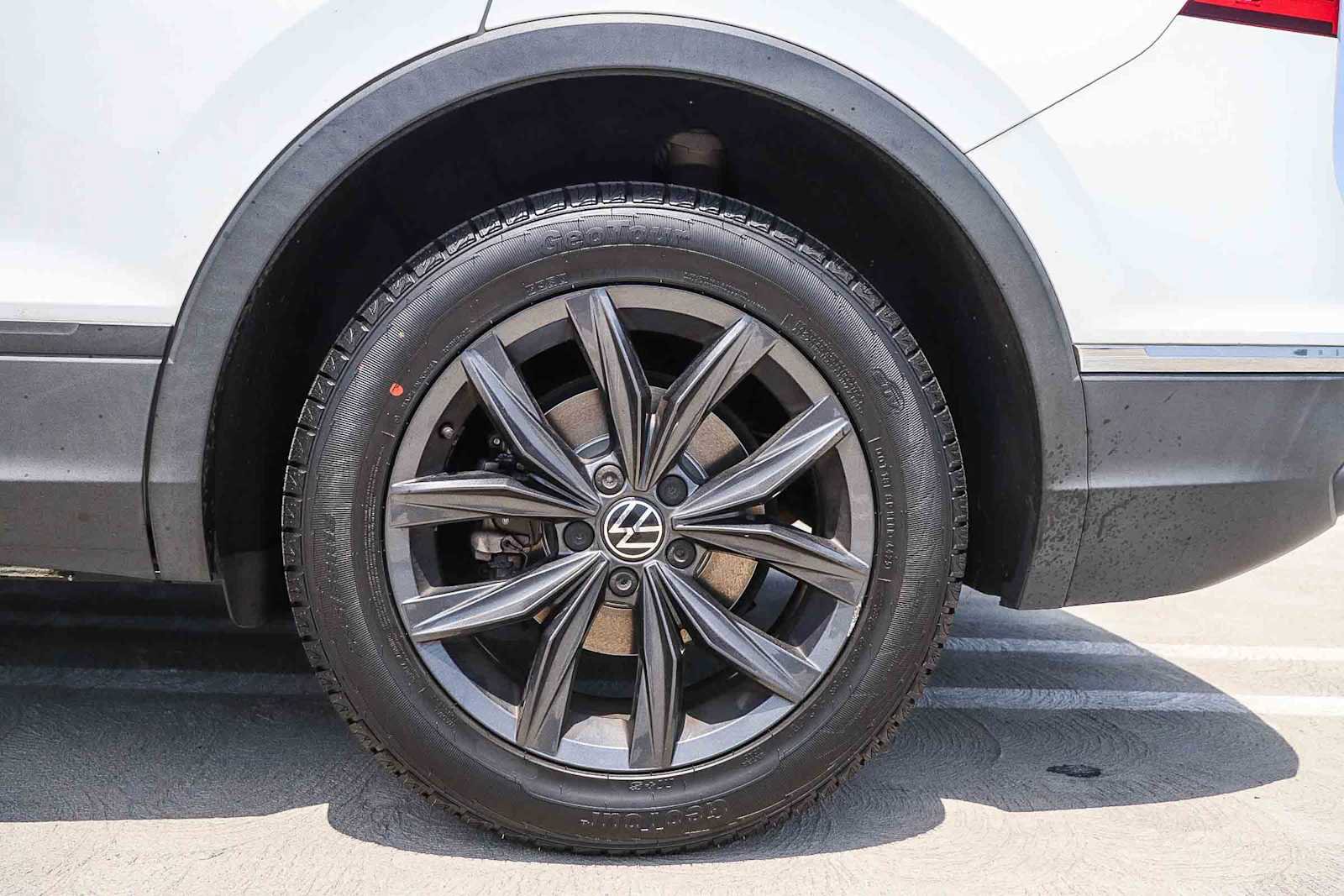 Certified 2022 Volkswagen Tiguan SE FWD image 10