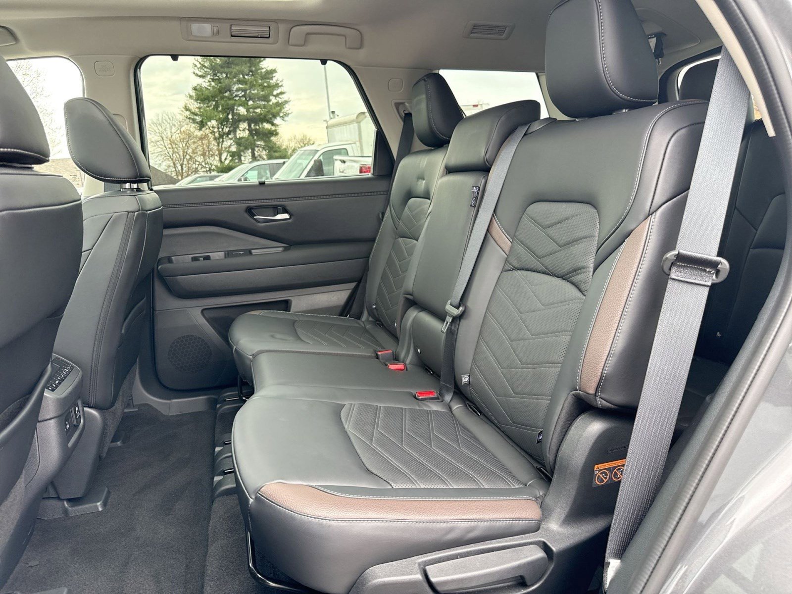 Used 2024 Nissan Pathfinder Platinum w/ Black Appearance Package image 25