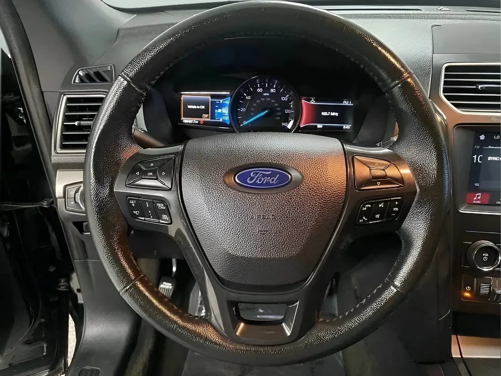 Used 2018 Ford Explorer XLT w/ Equipment Group 201A FWD image 17