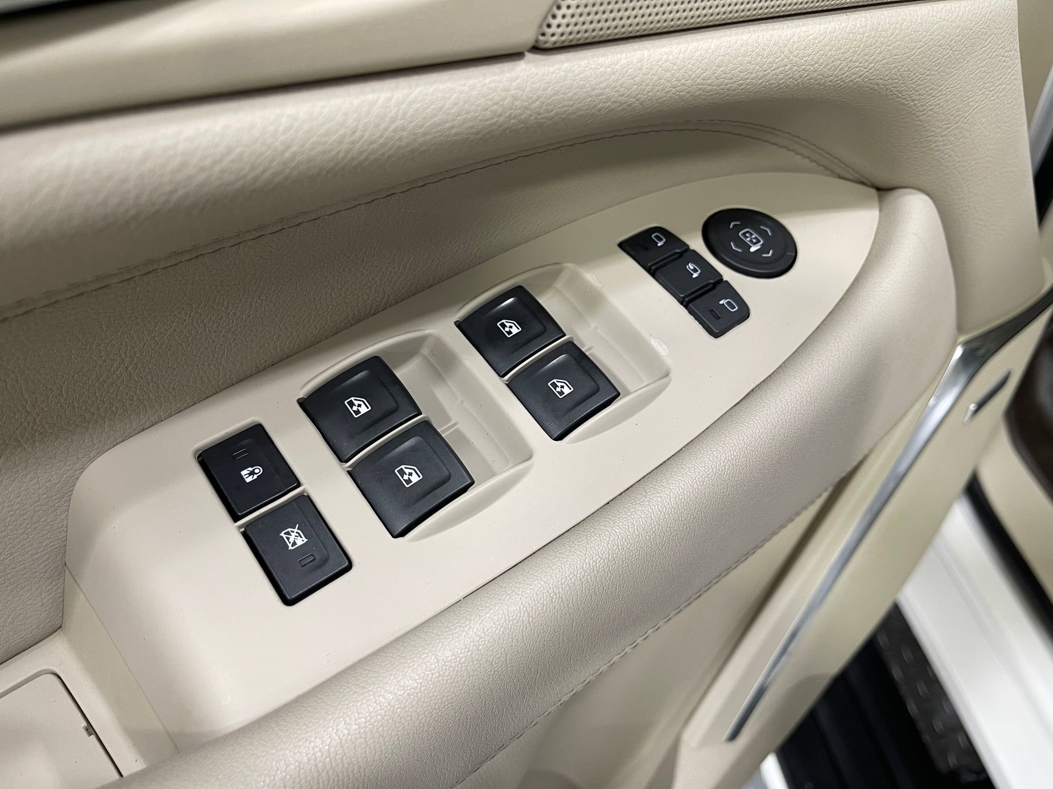 Used 2018 Cadillac Escalade ESV Premium Luxury AWD/4WD image 17