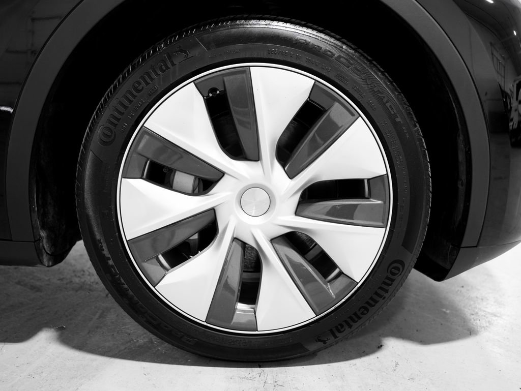 Used 2024 Tesla Model Y Long Range AWD/4WD image 35