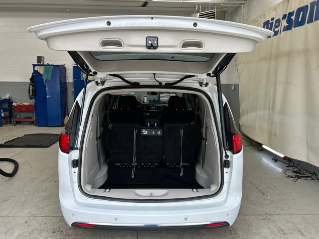 Used 2018 Chrysler Pacifica Touring-L w/ Premium Audio Group FWD image 6