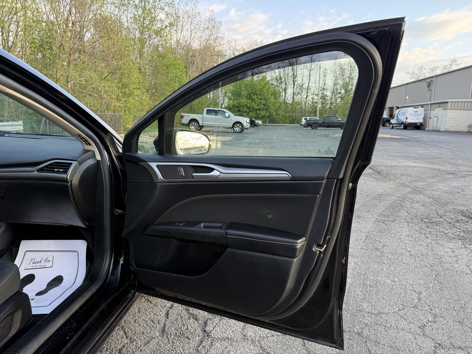 Used 2020 Ford Fusion SE FWD image 25