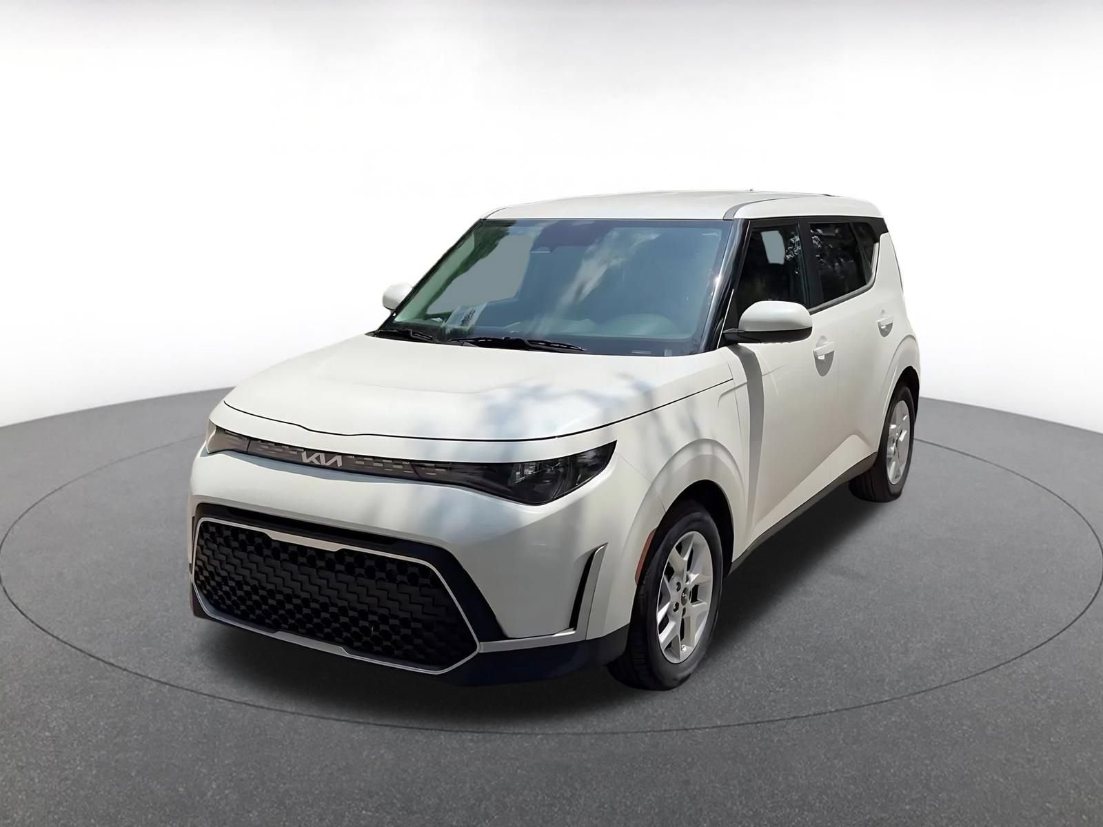 Used 2025 Kia Soul LX w/ LX Technology Package FWD image 6