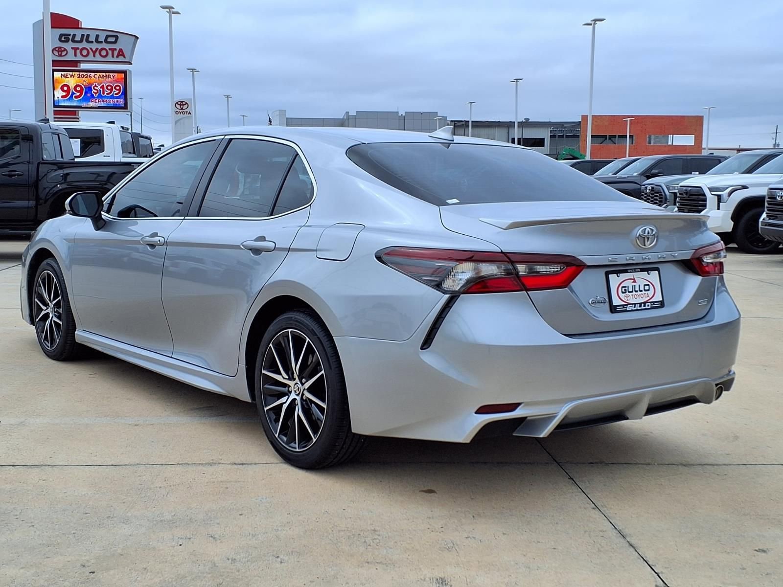 Used 2022 Toyota Camry SE w/ Audio Upgrade Package FWD image 2