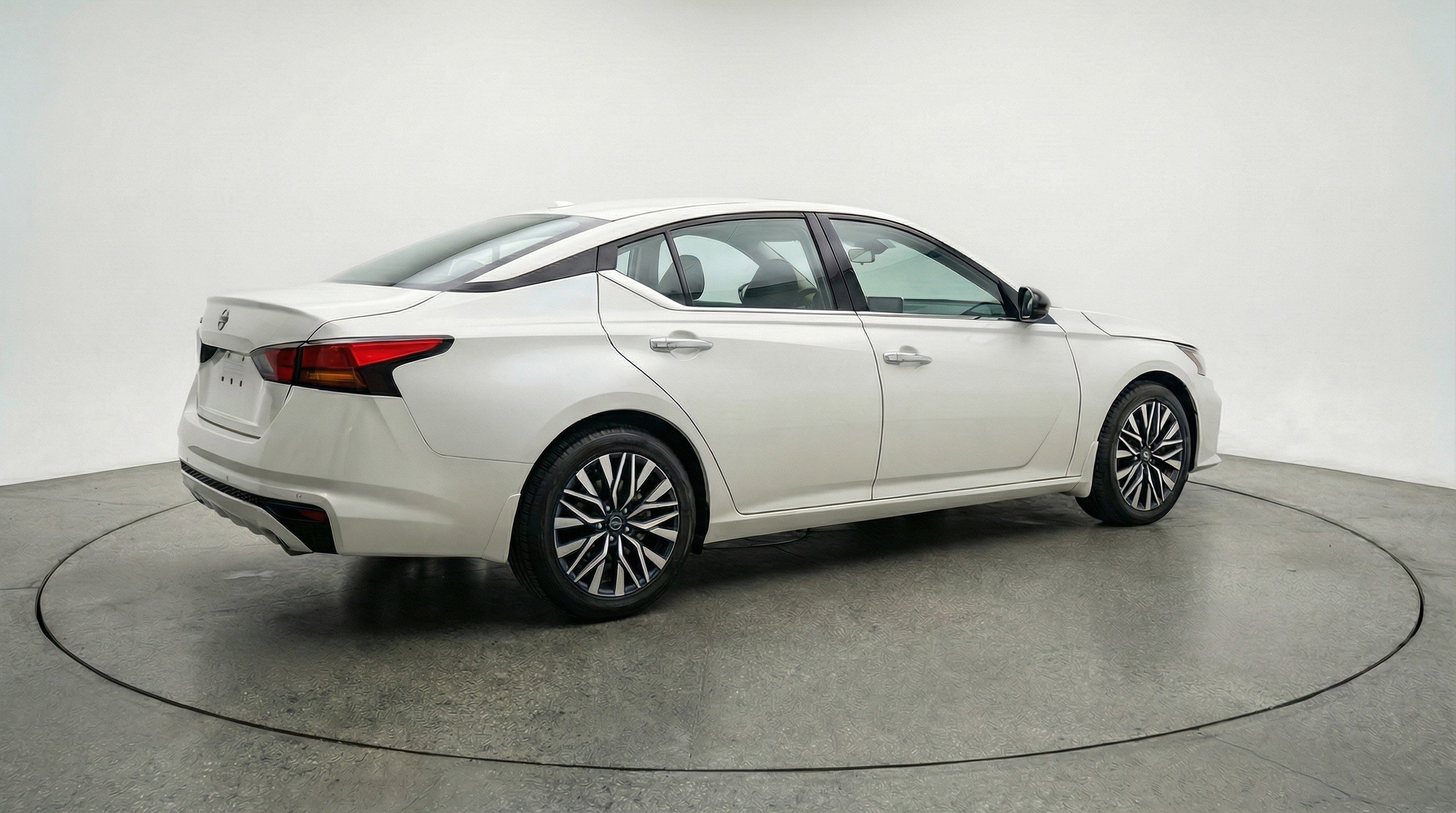 Used 2025 Nissan Altima 2.5 SV image 9