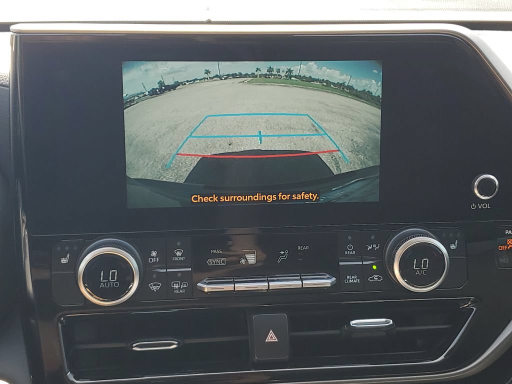 Used 2025 Toyota Highlander XLE FWD image 18